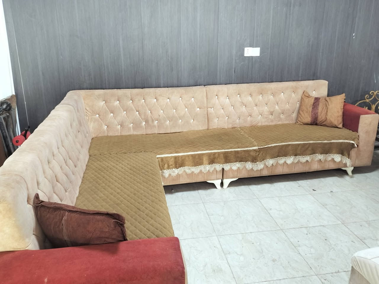 السلام.عليكم ديوان تفصال خشب بلوك اسود سفنجه لوك. 6 امتار مع المفرش  للبيع سعر 125وبي مجال مكاني كركوك كوباني اتصال على الرقم (  ***********. ) #معرض الياقوت للأثاث والمواد المنزلية
