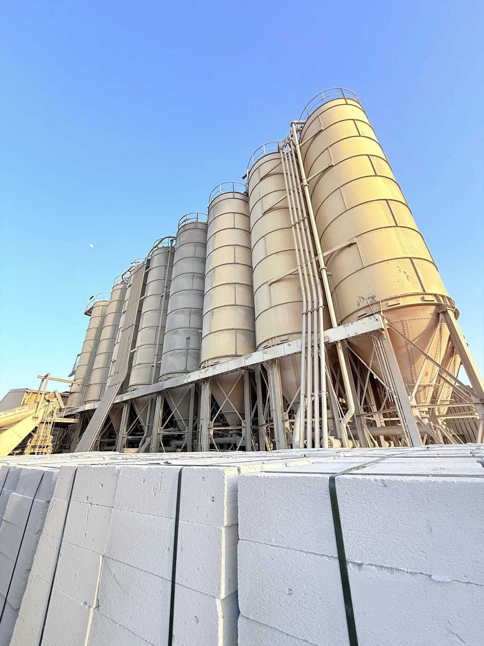 سايلوات  الماني للبيع سعة 200 طن كل سايلو ***********
