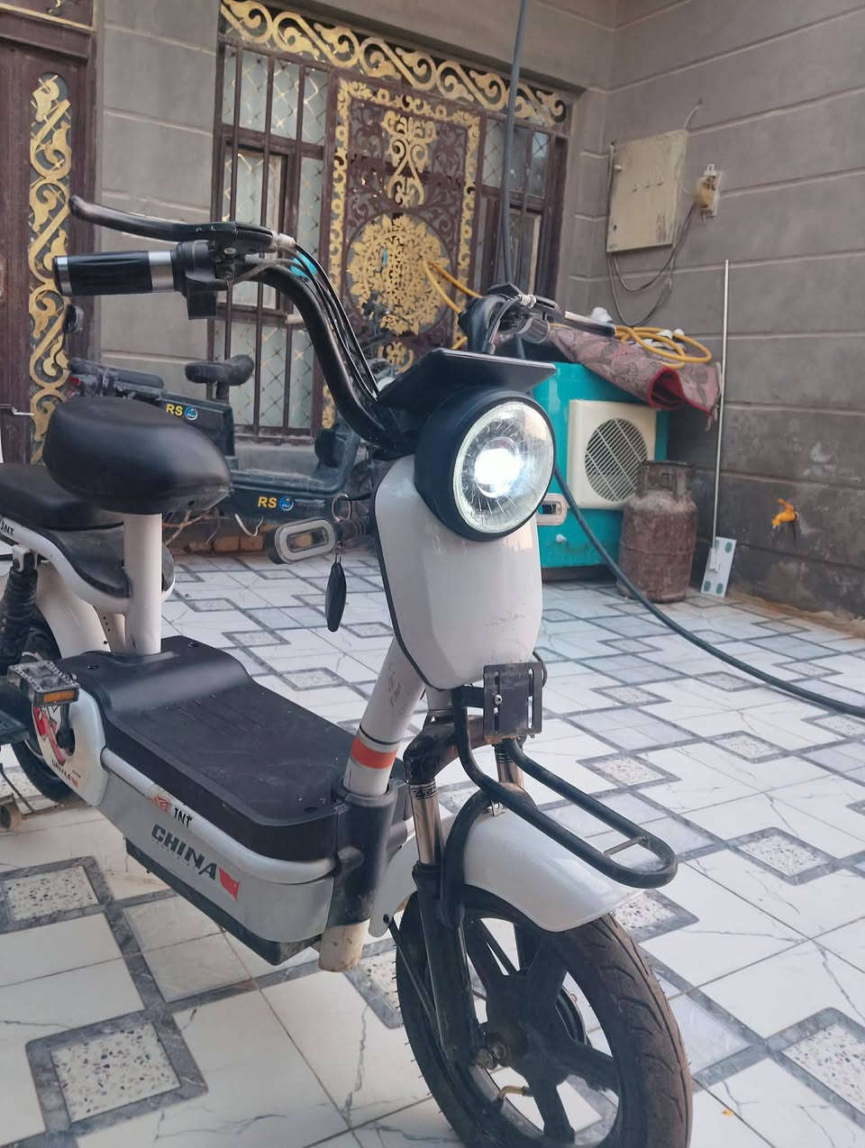 دراجه شحن حجم ١٤ للبيع السعر ٢٥٠قفل علما أن الدراجة جديدة وتايرات جدد و بطاريات شرط جديد وما عايزة أي شيء سرعتها ٥٥مكانها الشافعية رقمي ***********
