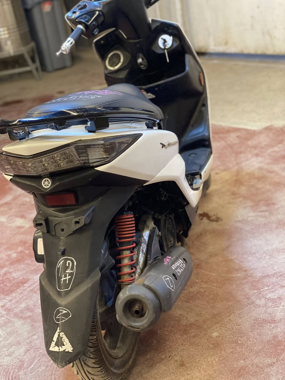 السلام عليكم 
من رخصه الادمن . سكنس لد كوري طلاعات 
 نوزل خطين 
كهربائيات كله شغاله ⚡️
مكينه بلادي خرسه وناعمه 
كلجات رياضي
تايرات جدد
لسعر 900🛵
نكره سلف
جيب وياك فيتار وفحص
العنوان - بغداد /الجزيرة بغداد السياحية 
الشراي يتصل
***********
