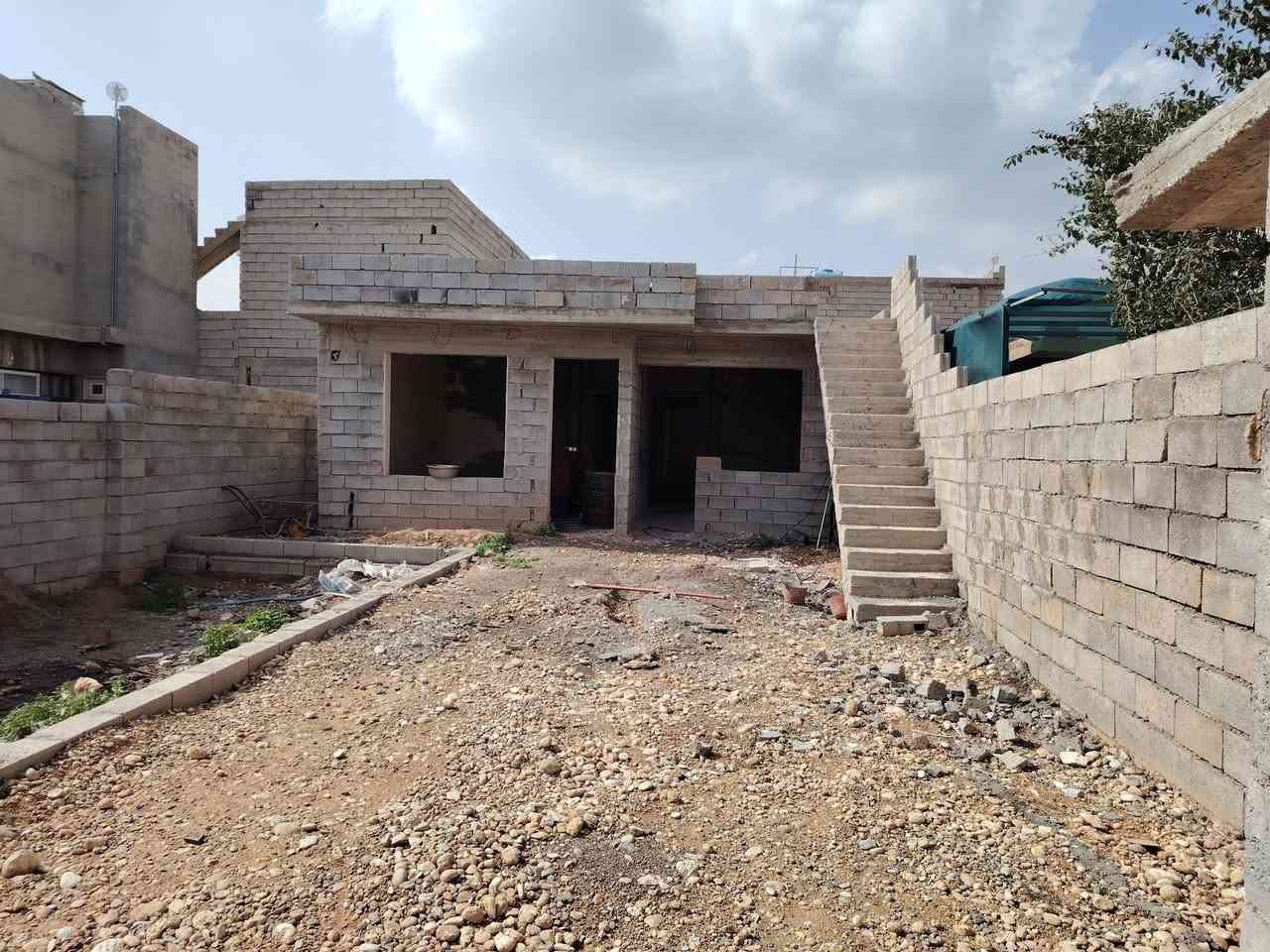 سلام عليكم هيكل كامل  مساحة الارض ٣١٨ م مساحة البناء ١٢٠ م   متكون من
٢ غرفه وصاله  ومطبخ واستقبال ومجمع صحيات وترك ورا البيت درج خارجي

 كهربائيات كامله

لبغ جص كامل
المجاري كامل 

دفن كامل

البواري مشتريهن حاضرات بس يحتاج تسويهن

بئر ماء مشترك ارتوازي 

العنوان يوسف بيك مقابيل الحسينيه بفرع سعرهه ٣٠ وبي مجال بصيط الشراي يخابر ***********
