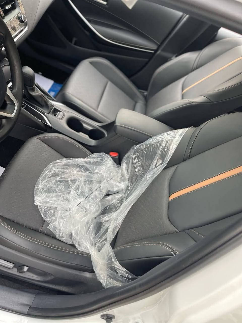 السلام عليكم
تيوتا كورلا موديل 2024
فول مواصفات 
كشتات جلد داخل سود
كراسي كهرباء تحكم ستيرن جهتين
سايد بريك بصمة، توقف ذاتي
رادارات امامي جانبي، إشارة ترحيب
 فتحة سقف،  ماشية 25
العنوان ناصريه مركز التواصل ***********
