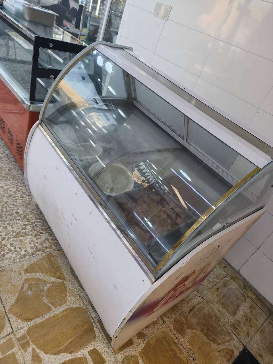 عارضه للبيع تفيد مرطبات ايسكريم
تفيد عرض لحم دجاج 
مكاني بغداد الحريه 
رقم 
***********
