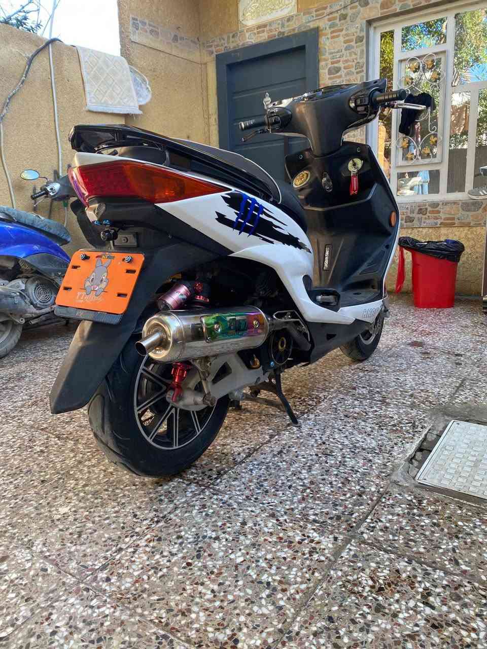 السلام عليكم
‏دراجه سكنس لد طلاعات 
‏مكلفولة من التاير لتاير وشرط ابيع من باب البيت ايشي يطلع بيها تاخذها ونطيك فلوسك
‏دراجه شلعتها كلش قوية ومعدل قفلت  بيها 120 بيها كلجات wf مكينة بلادي ما مفتوحة بل جيس وهذا التزويد البيها مو منا هية اجت هيج بس جم شغلة اني سويتها
‏
‏مكاني بغداد العامرية
‏***********
‏لعلم دراجه زيرو
