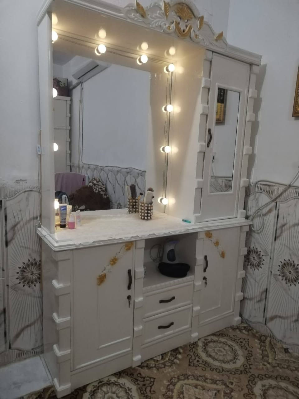 غرفه نجاره عراقي سعرها مليون ونص نضيفه جدا  ونص تخم سعره 250 للاستفساء ***********
