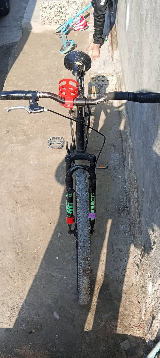 السلام عليكم بايسكل للبيع جبلي حجم 26 ناقصه عقرب زنجيل 30 بي مجال مكاني الغزاليه شارع خوله رقم ***********
