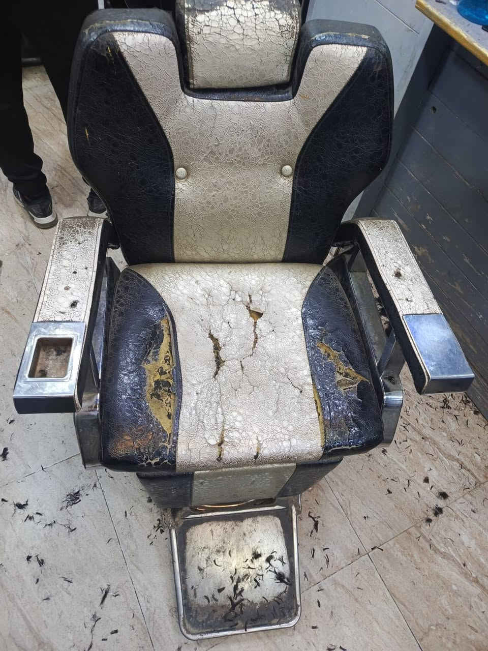 للبيع كراسي حلاقة ٥ وعرباين ٥ للبيع ***********
