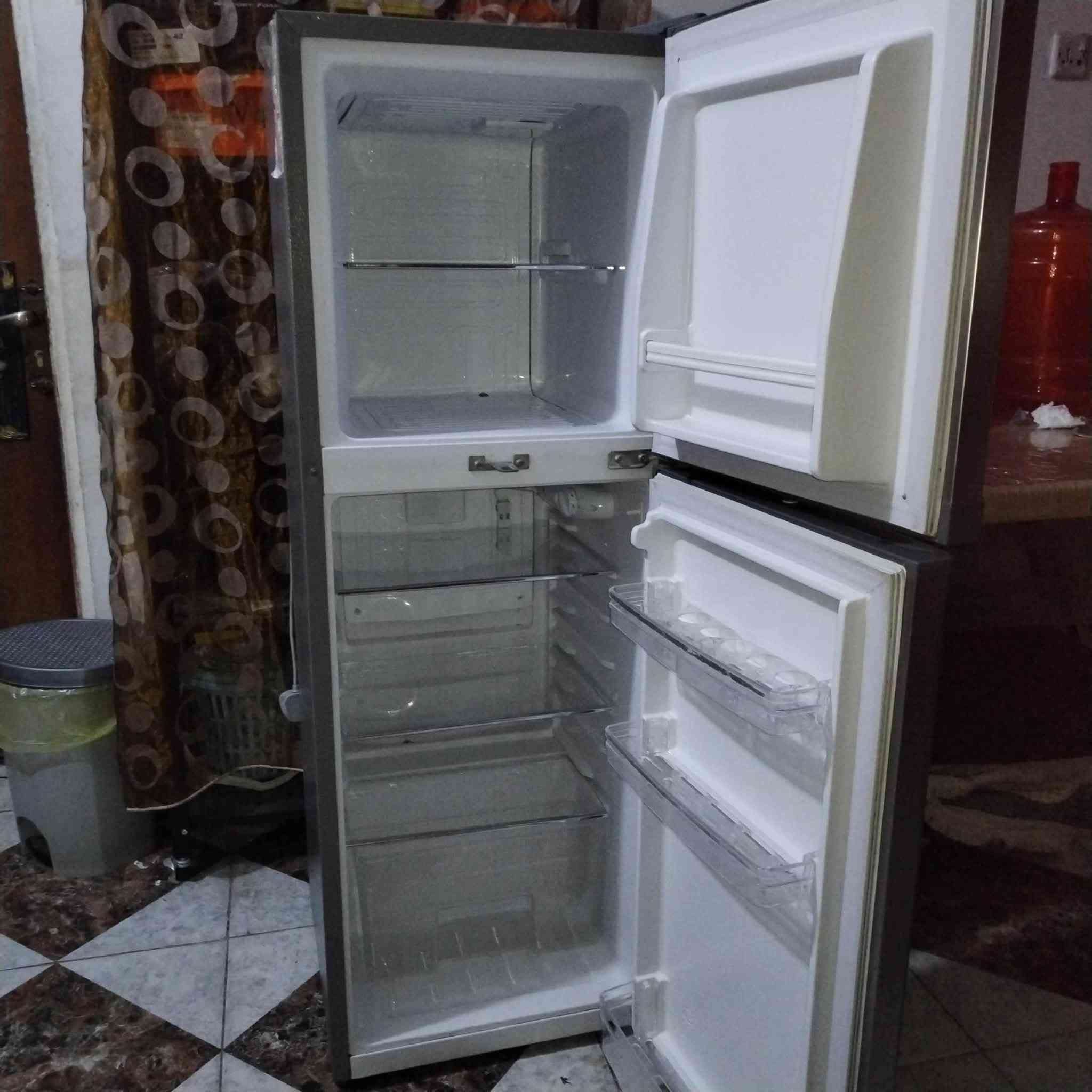 السلام عليكم ثلاجة ٩ قدم شركة بلسان للبيع اخو الجديد جدا نضيفه مابيها اي ضرر لل استفسار ***********
