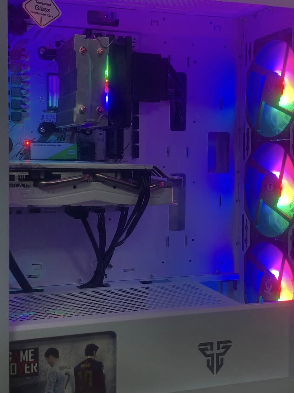 تجميعة جديدة للبيع 

CPU:R5 3600

CPU Cooler Mass MA400ابيض 

GPU:RX 580 8GB ابيض 

‎‏M.B: B450m ابيض 

‎‏Ram:16GB DDR4 Samsung  

Storage: 265 m.2 SSD 

PSU: 600w RGB 

‎‏Case: GX2 ابيضّ

‎التجميعة ((جديدة)) وليست مستعمل 👍🏻

((ضمان ستة أشهر حقيقي))

 

‎التجميعة كلش حلو و مرتبة و كاملة 💯

‎يجي وياهو win11 هو والتعاريف والبرامج الأساسية كامل وهمين كم لعبة إذا تحب اضيفلك وياهة ❤️‍🔥

‎واتشغل احدث واقوى الألعاب ⚡️

‎واني مسوي اختبار للعبتين متطلبات

‎ وهمين كراتين التجميعة كلهة موجدة وياهة 

‎((السعر 580 الف)) وبيهة مجال للشراي

‎متوفر توصيل 🚚


**إذا كنت صاحب هذا الإعلان وتريد حذفه لأي سبب، رجاءا أرسل رسالة إلى الدعم الفني**