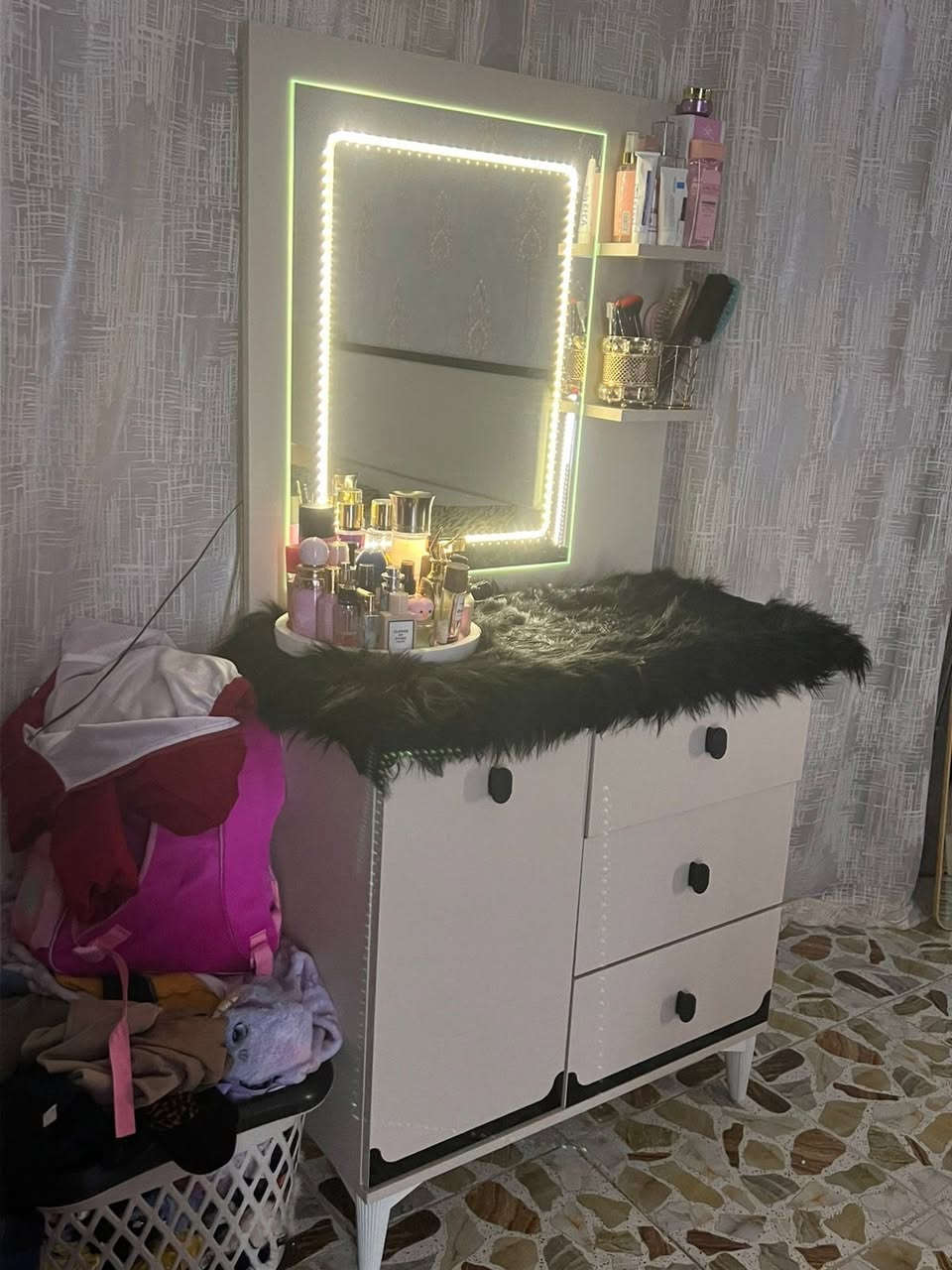 غرفه دسنك روم حديثه مابيهة اي ضرر صارلهة شهر من اخذتهة اريدهة ٧٠٠مع هديه المرجوحه


**إذا كنت صاحب هذا الإعلان وتريد حذفه لأي سبب، رجاءا أرسل رسالة إلى الدعم الفني**