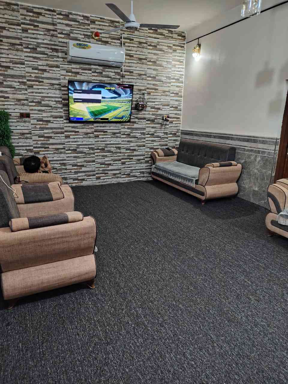 دار للبيع موقع مميز قرب الفلكه عرض الشارع ٢٠ متر مساحه ٢٥٠ متر طابو صرف 
غرفتين صاله براني مطبخ مجمع صحيات خارجيه وداخليه حديقه خارجيه وداخليه 
فرع الكصاب الركن رابع بيت عن الشارع الرئيسي طريق سومر دغاره كلش قريب عل فلكه للاستفسار *********** ابو عباس
