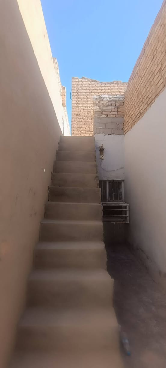 بيت ١٠٠ طابق واحد.   ١٠نزال. ١٠واجهه.  مربعه.  بناء قديم.      غرفه.   مدخل.   مطبخ.  صحيات داخليه وخارجيه.    غرفه نوم.  درج.  سطح فرشي.   السعر ٨١       ***********.    حله حي العسكري قرب الوكيله ام حميد.   طابو صرف حلة, بابل
