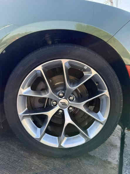 للبيع جارجر جي تي خليجي لون مميز زيتوني
للبيع او مراوس 
•الموديل2020 
•المحرك3600
•ماشيه51 
📍رقم بغداد الجديد  سنويه وهزه كله. جديد
📍بسمي تحويل مباشر 
‏📍مكفوله من صبغ بيها مكانين بارد صغارر كلشش  وسونار موجود.  ويا الصور

موضح لسوناررر
المواصفات 
* حساسات خلفية . 
*  مع مانع تصادم.
* شاشه كبيرة مع نظام ملاحة نفكيشن GPS .
* سستم صوت الپاين 
* ويل قياس 20 انج . 
* مصابيح امامية زنون . 
* كشافات الضباب زنون . 
* مقاعد رياضية 
* مقاعد أمامية كهربائية عدد 2 . 
* مقاعد أمامية تدفئة . 
* تشغيل عن بعد . 
* تدفئة ستيرن . 
* محدد سرعة . 
* تلفون بلوتوث . 
* كاميرا خلفية . 
*اوبشنات SRT
* مرايا متحسسة للاضاءة العالية .
* كير شفتر بالستيرن . 
* دخول ذكي (بصمة) 
وبعد احلى من صور 
بعدها ستوك حجراتها بلادية  
سيارة كلش جديده 
 ⏳مكانها بغداد حي جهاد 
  السعر. 270$$ ورقه بيها مجال كلش بسيط
الاستفسار اتصال ع رقم 
***********
