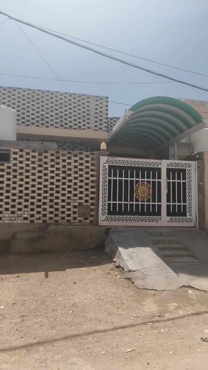 يا الله دار للبيع المساحة الكلية (١٥٠ ) م 🏣🏣🏣بناء🏫🏫 حديث درجه اوله طابوك نهروان صب كونكريت منطقة سكنية كامله ومتكاملة ماء وكهرباء ومدارس👍👍 وإنترنت ضوئي مكانه جداً ممتاز خلف الدفاع المدني👍👍 رابع ابلوك عن طريق نجف كربلاء غرفتين نوم وصاله ومطبخ وستقبال👍👍 وصحيات داخليه وخارجيه وساحه كراج للبيت ٨٢ معه المجال للاستفسار والاتصال👍👍 على الرقم الموجود👍👍 على الشاشة ***********
