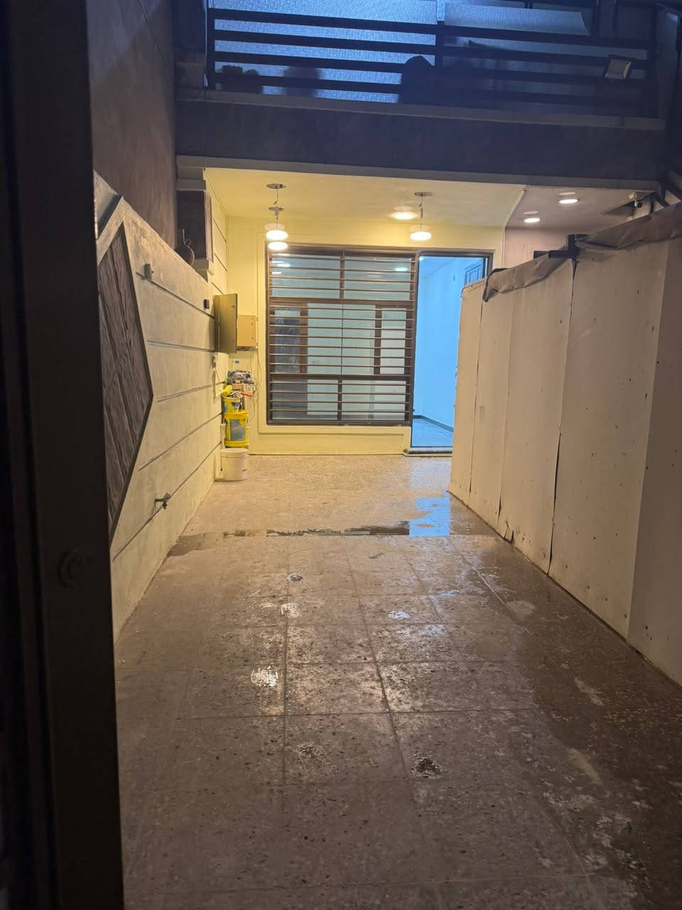 السلام عليكم شقة ارضية للايجار تحتوي على غرفتين نوم ومطبخ وصالة وصحيات اثنين محلة 606 قرب BXM سعر الايجار مليون دينار للاستفسار ***********
