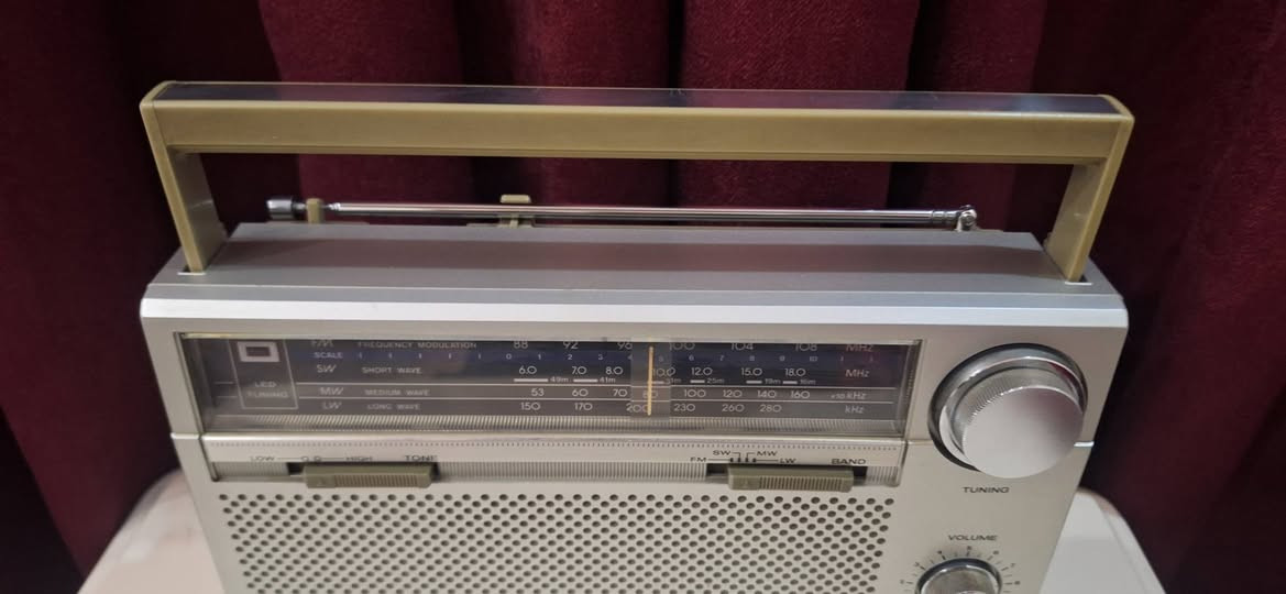 رادیو سانیو  یاباني انتاج 1983 
نضیف جدا كامل شغال  جهاز مامفتوح 
يعمل على الكهرباء 220 فولت  المباشر او بطاريات عدد 3 کبیر 
موجات رادیو FA AM LW SW 
توصیل  للحجز مراسلة الصفحة او مراسلة واتساب على الرقم ***********
