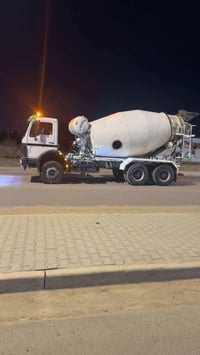 للبيع موديل 99 محرك 8 مجموعة جي اف جاهزة وشرط الفحص والشغل جدر 9متر  و...