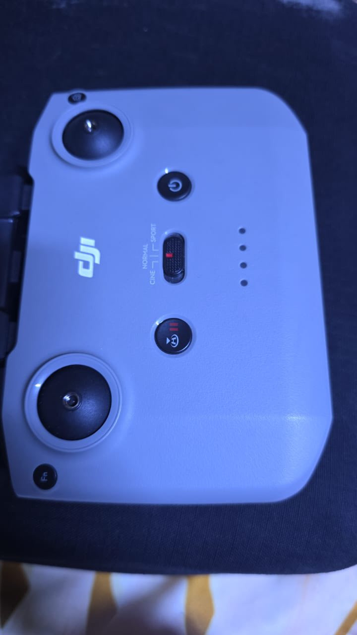 درون دي جي اي نيو للبيع جديدة فقط مفتوحة من الكارتون طايرة بل بيت جتربة تشغيل فقط سنكل وياها جوستك و الدرون مكفولة أمان الله خارج البيت حتى ما طايرة جديدة سبب البيع طالب سادس و الوالد مال تبيعها و اني توى اشتريها جديدة السعر 525  بيها مجال بسيط الطيارة جديدة مو تكول مستخدمة لو شي واتساب 
***********
