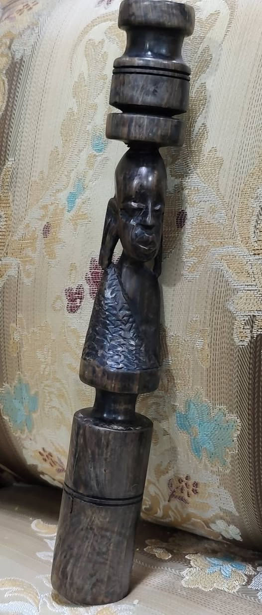 🪵 لعشاق التميز والقطع النادرة.. تحفة فنية من خشب الأبنوس الداكن! 🪵
​لكل من يبحث عن لمسة "فخامة" غير تقليدية في منزله أو مكتبه، نعرض لكم هذه المنحوتة الأفريقية اليدوية التي تجسد عراقة الفن اليدوي ودقة النحت.
​✨ مواصفات القطعة:
​المادة: خشب أبنوس (Ebony) أصلي يتميز بالثقل والمتانة واللون الطبيعي الساحر.
​التصميم: عمل فني يدمج بين الملامح الإنسانية التراثية والأشكال الهندسية المتدرجة.
​الحالة: نظيفة جداً (أنتيك)، تعكس عروق الخشب الطبيعية بلمعان هادئ.
​الاستخدام: قطعة ديكور مركزية للمكاتب، رفوف الكتب، أو زوايا الاستقبال الفاخرة.
​💰 السعر المطلوب: [   20 الف  ] دينار عراقي.


**إذا كنت صاحب هذا الإعلان وتريد حذفه لأي سبب، رجاءا أرسل رسالة إلى الدعم الفني**