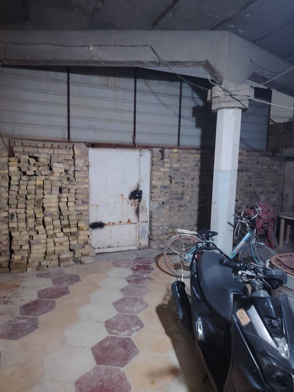 السلام عليكم 
بيت للبيع في حي دولار مقابل البانزين خانة الحكومية فرع العمارة الزرگه 
بيت جاهز للسكن وللأيجار المساحة 180م طابقين اربع غرف غرفتين جاهزات وغرفتين وصالة وحمام في الطابق الثاني نقص فقط لبخ للأستفسار على السعر وباقي التفاصيل . ***********
