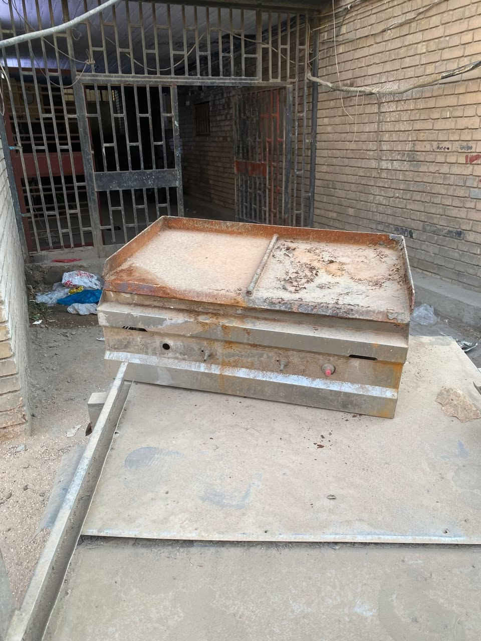 السلام عليكم غراض مطعم للبيع شوايتين هنه وميوزتهن كاملات وشغالات وحدة ٦ عيون والثانية خمسة عيون 
وميز تقطيع لحم
ميز باريستا والثانيه مال تحضير 
خلاط ثومية كبير فافوم اصلية
لوكو عام
وغراض بعد اكو هواي
راسلني خاص وتدللون
مكاني بغداد كمب سارة


**إذا كنت صاحب هذا الإعلان وتريد حذفه لأي سبب، رجاءا أرسل رسالة إلى الدعم الفني**