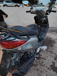 دراجه للبيع شغاله كل نقص مابيها برغي ممفتوح الدراجه نوزل كلش نضيفه بيه...