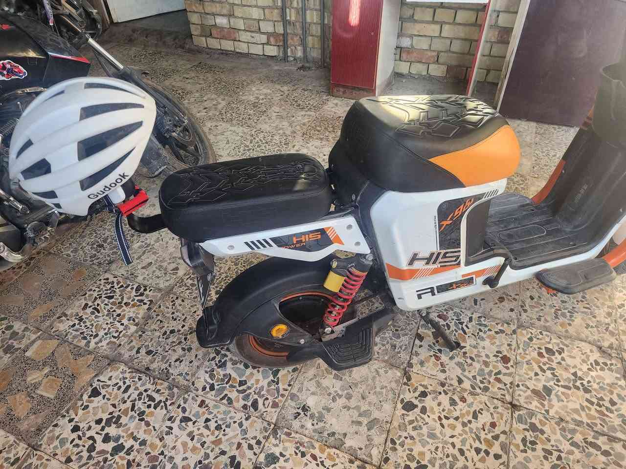 دراجه شحن اخت الجديدة
HIS 
مواصفات 
خمس بطاريات 32امبير HIS 
العقل رياضي 
الملف 2000wرياضي 
بركاته دسك هايدروليك 
ثلاث انضمت تشغيل
زينون عالي ناصي 
اشاير امامي خلفي 
تايرات جدد
سلة 
بلوتوث 
4سرع
خوذة اصلية وياها مكاني بغداد البلديات 
*********** 
525 وبيها مجال للشراي اتصل وتدلل
