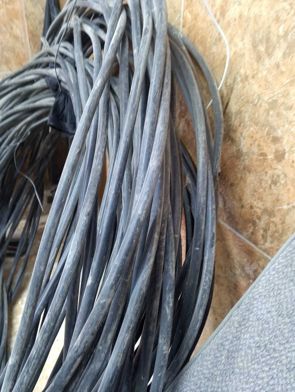 ضفيره 2في50 الطول 100 متر نضيفه مابيهه اي شي انطي سعر وانه خادم بصره ***********
