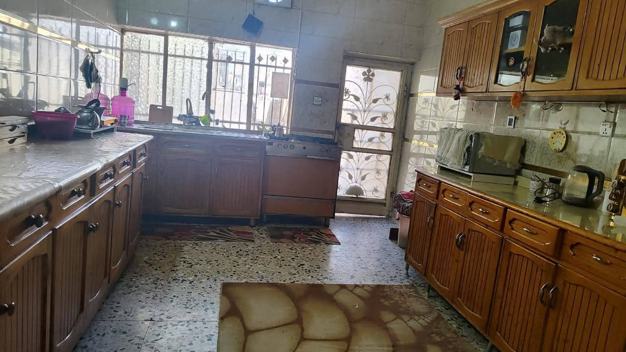 السلام عليكم
بيت للبيع طابقين صب كونكريت طابو صرف المساحة 387 متر بالسند
منطقة الامين الثانية خلف السدة الاولى على الشارع العام 
الطابق الأرضي 
حديقة مساحتها 60 متر مربع
2 غرف نوم + استقبال + هول + مساحة درج + مطبخ + خدمات + ترك خلفي على عرض البيت 
الطابق الاول 
3 غرف نوم + خدمات + سطوح عدد 2 شتايگر
*********** 
السعر 275
