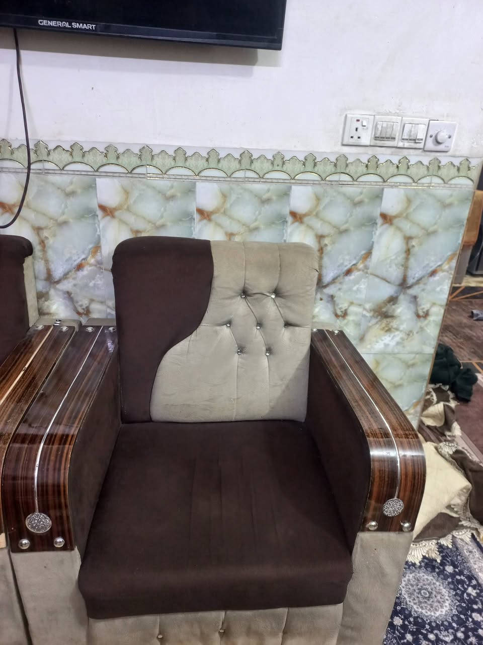 تخم  مستعمل نضيف
ثلاث قنفات وكرسيين
السعر ١٥٠ وبي مجال 
لاستفسار ***********
مكاني الحسينيه شارع ابو سمير
