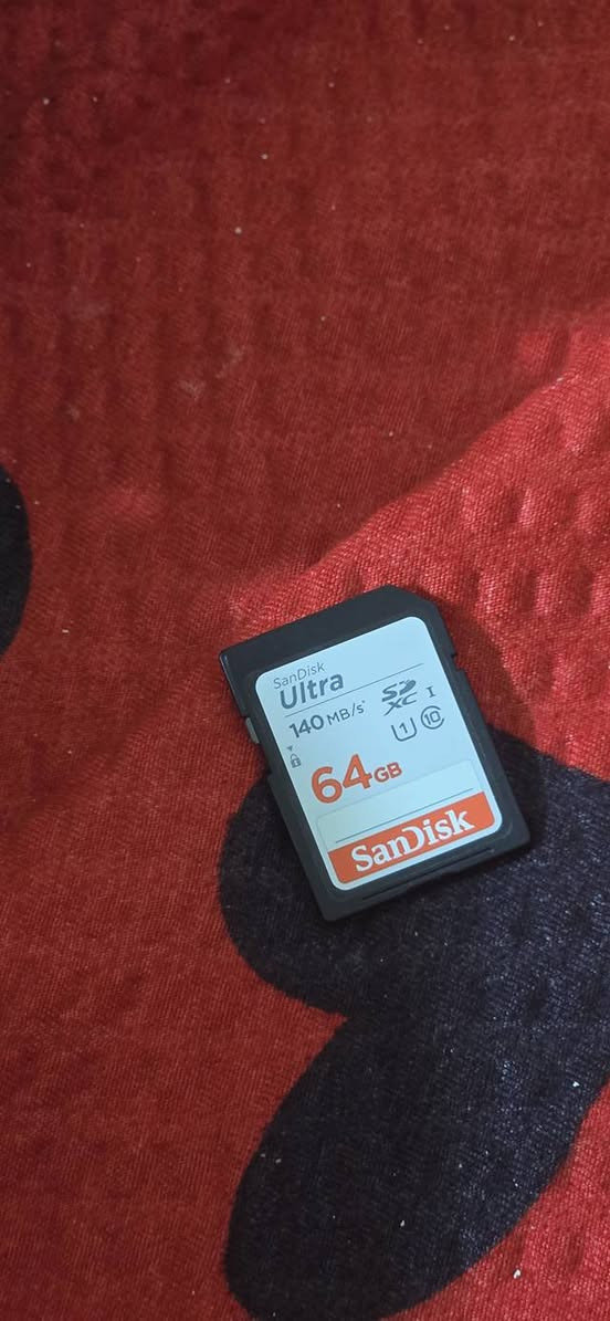 600d
مع زوم رياضي 
مع عدستها الاصليه
مع رام ٦٤
مع شاحن عدد ثنين
مع كيبل اصلي 
مع حقيبه 
مع هاي الورديه
..السعر  مع كل الغراض 
٣٥٠ الف مكاني ناصريه 
***********
