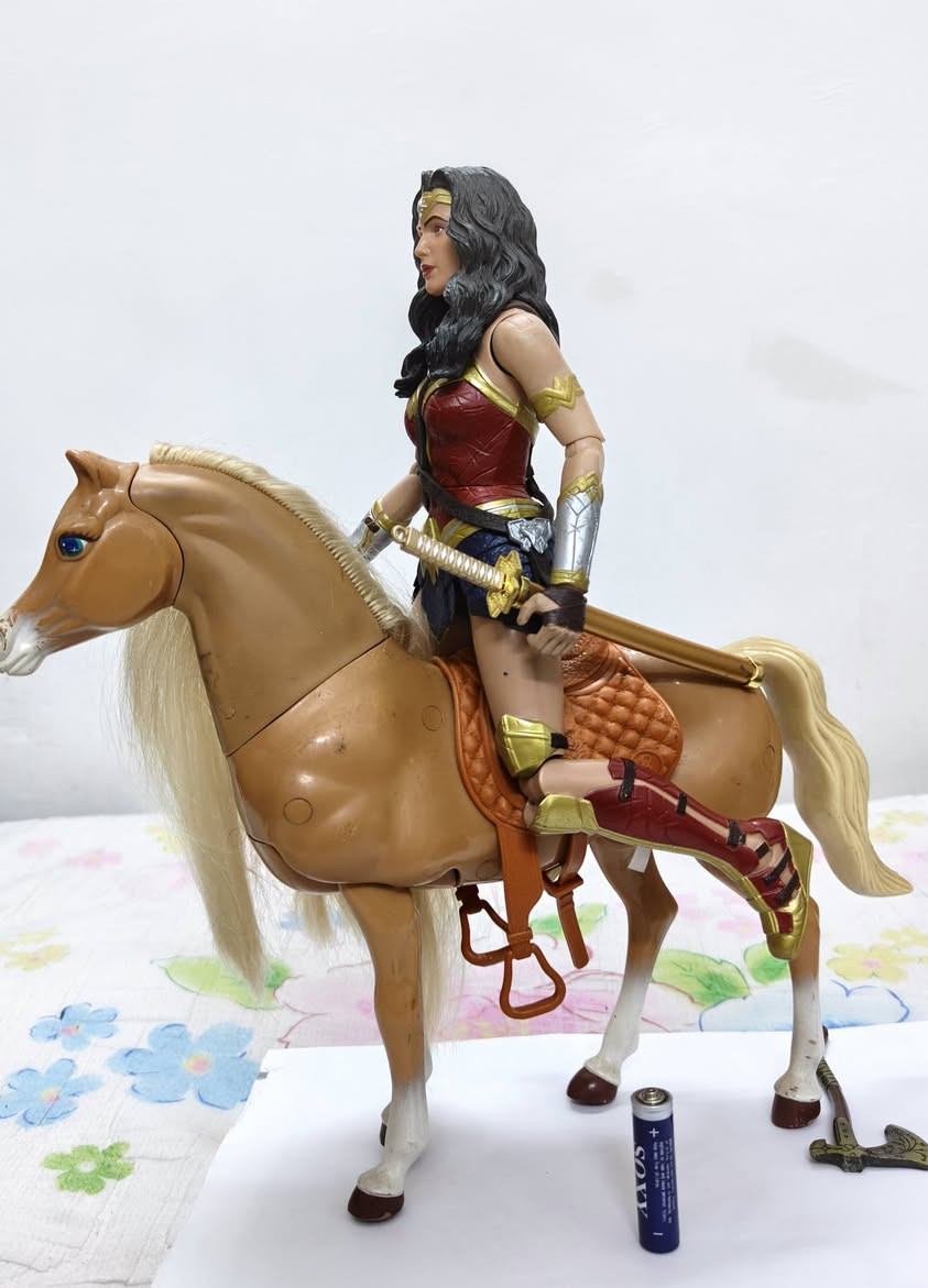 متوفر للبيع ...
مجسم شخصية وندر وومان من انتاج شركة Mattel مستوحى هذا المجسم من شخصية وندروومان في فلم فجر العدالة باتمان ضد سوبرمان ...يتميز هذا المجسم بوجود 20 مفصل قابل للحركة بصورة مرنة وسلسة وبتفاصيل دقيقة وحقيقية لشكل الممثلة في الفلم ...مزودة بسيف و حصان كبير جدا تفاعلي صوتي وثقيل مصنوع من مادة البلاستيك القوي والجلد ...حجم المجسم الطول 33 cm ...
للحجز مراسلة الصفحة


**إذا كنت صاحب هذا الإعلان وتريد حذفه لأي سبب، رجاءا أرسل رسالة إلى الدعم الفني**