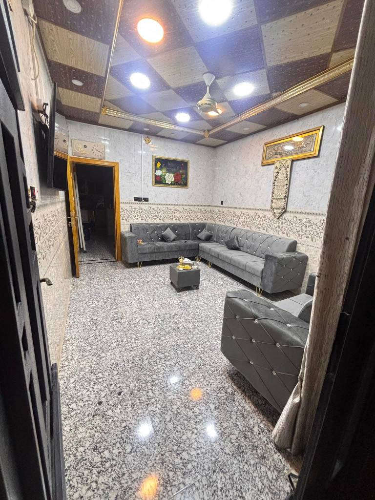 سلام عليكم بيت للبيع مساحة 50متر طابقين
الطابق الارضي استقبال وصالة ومطبخ وصحيات 
والطابق الثاني غرفتين نوم وصحيات عنوان البوبيات عامود56 حي السادة فرع الخباز البيت يبعد عن الشارع 50 متر عاشر بيت بل فرع يبعد عن الامام 10 دقائق لل استفسار اكثر الاتصال على الرقم 
*********** كربلاء, العراق
