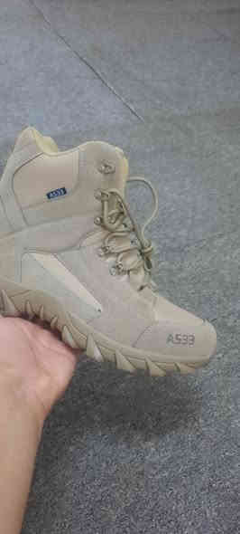 هذا حذاء Amblers AS33 العسكري التكتيكي المقاوم للماء باللون البيج. 
الجزء العلوي مصنوع من جلد النوبوك المحبب بالكامل المقاوم للماء. 
يحتوي على غشاء داخلي مقاوم للماء وجيد التهوية من نوع DRI-BLOC™. 
مزود بغطاء مطاطي مصبوب عند مقدمة الحذاء لمزيد من المتانة والحماية. 
يحتوي على نعل داخلي مريح ومبطن وقابل للإزالة من مادة البولي يوريثان. 
القياس ٤٣
السعر ٣٥ مع التوصيل
***********
