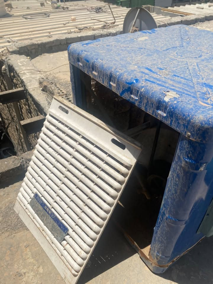 مبردة ايرانية ابوابها بلاستك متخيس شغاله سرعتين عالية وناصيه واتربم شغال حلفاتها جديدات للبيع ب٦٥ مكاني الكرخ/ حي العامل 
***********
