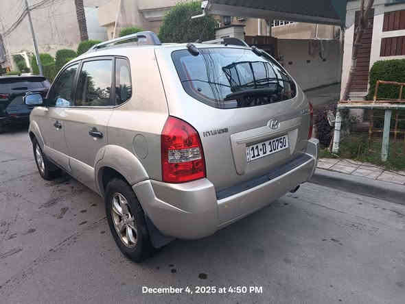 السلام عليكم
  للبيع توسان موديل 2009 لون شمباني محرك2000 دوش
 كير اوتو استلام الشركة العامة .
السيارة جديدة ماشية (20 الف) كيلو متر حقيقي و السيارة كلش نظيفة .
: مواصفاتهه 
فور ويل دكمة
سلايد
مري كهرباء
جامة السايق اوتو 
شادلهه حساس خلفي و لايتات زنون
مابيهه اي معجون و ما مبدلة بيهه ولا قطعة 
 بيهه شخوط بسيطة و مكحلة فقط موضحة بالصور.
سيارة مال جناي و ما متعوبة . كتلوكاتهه كاملة و سبيرهه منازل و بعدهه حته اللزكات مال شركة بيهه 
و تفويلهه سوبر فقط
تبريد ثلج
استعمال مال بيت قليل 
السعر (((135 ورقة)))  و بيهه مجال قليل للشراي
تحويل ثاني يوم 
 تعال و شوفهه و بيك خير و تدلل 
مكاني بغداد المنصور 
للتواصل خاص او عالرقم
***********
