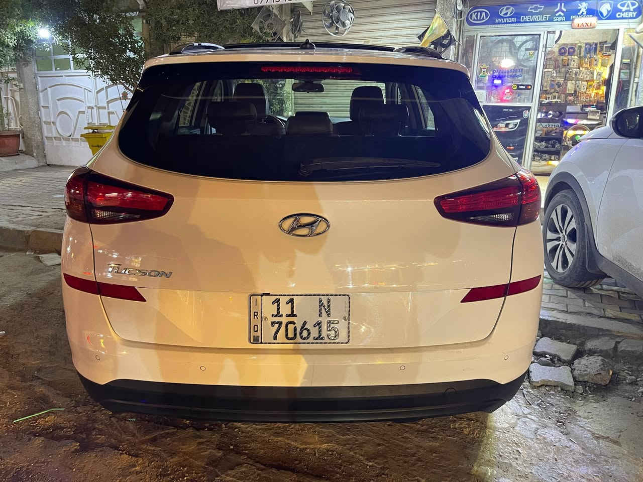 توكسان موديل 21 خلجي فول مواصفات رقم بغداد جديد محرك 2000
فتحه
 بصمه 
داخل جلد
 اعلى فئه بلتوكسان 
مكينه كير مكفوله
 تخم تاير جديد 
حداديه جديده هزه جديده
 ماشيه 90 الف 
بيها 3 مكانات بارد بسيط
 مكان بغداد السعر 195$
رقم الهاتف ***********
