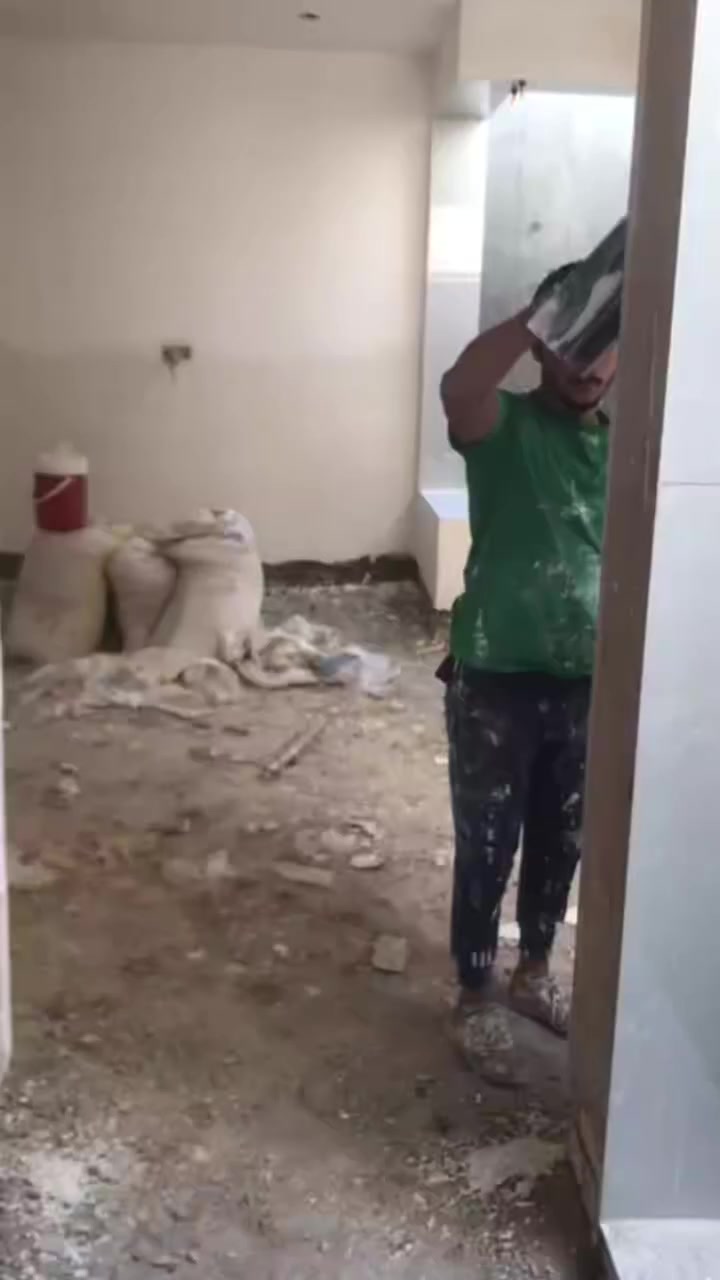 السلام عليكم مبيضجي شغل درجه أولئ جميع مناطق بغداد الكرخ جص وابياض المتر 6 تصفير حمامات ومطابخ المتر 7 تشميع داخلي 2 رقمي بيه واتساب ***********
