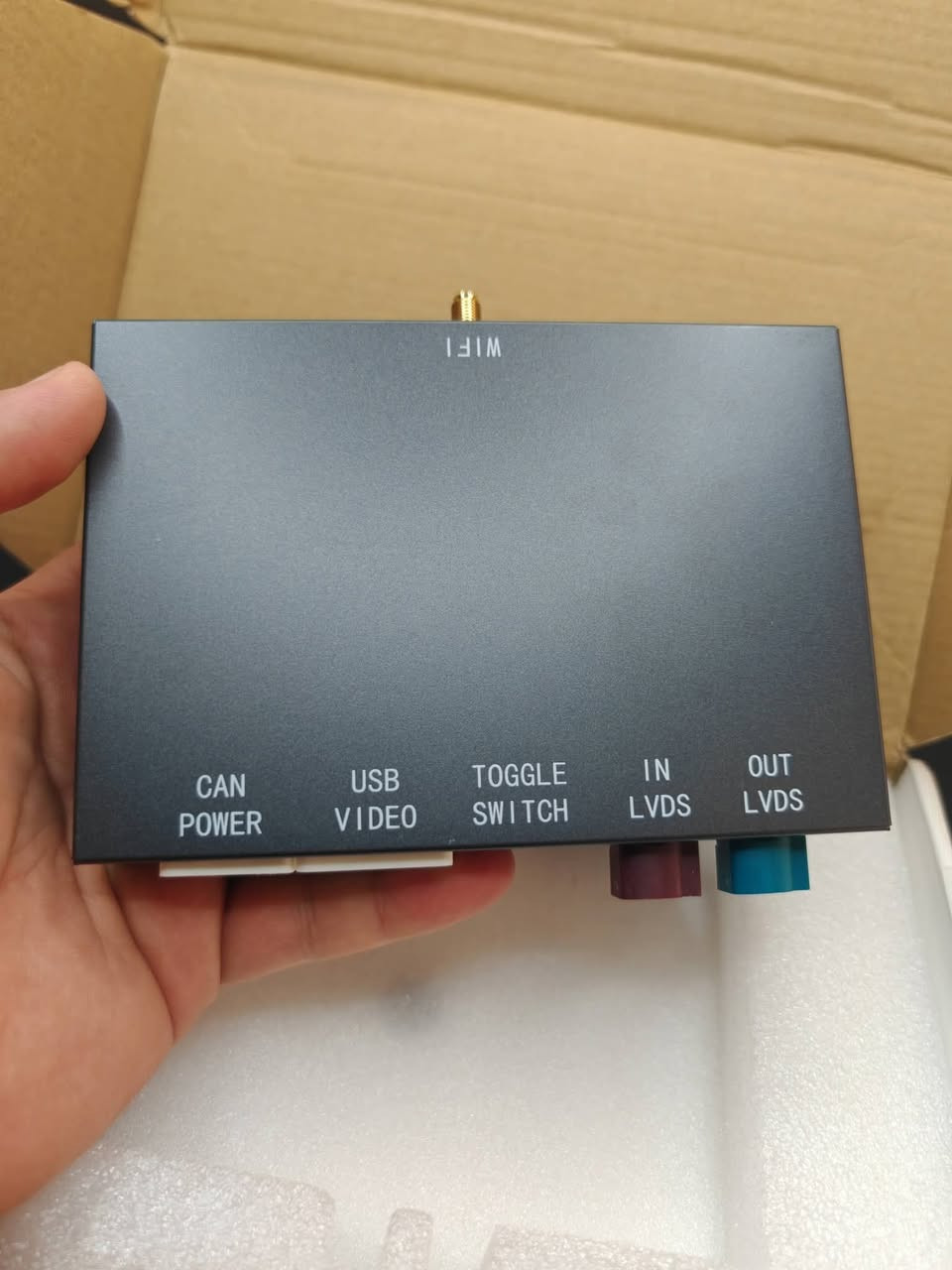 متوفر جهاز كاربلي لسيارات BMW
هذا الجهاز الموضح في الصورة هو وحدة واجهة (Interface Module) مخصصة لإضافة نظام Apple CarPlay و Android Auto لاسلكياً لسيارات BMW.
​من خلال الملصق الذي يحمل الرمز BM-NBT، يتضح أن الجهاز مصمم ليعمل مع نظام المعلومات والترفيه من جيل NBT (Next Big Thing).
​الموديلات المتوافقة:
​يعمل هذا الجهاز بشكل أساسي على سيارات BMW من الفئة F-Series التي تم إنتاجها تقريباً بين عامي 2012 و2016، وتشمل الموديلات التالية:
​الفئة الأولى (1 Series): F20/F21 (من 2013 إلى 2015).
​الفئة الثانية (2 Series): F22/F23/F45 (من 2013 إلى 2015).
​الفئة الثالثة (3 Series): F30/F31/F34/F80 (من 2012 إلى 2015).
​الفئة الرابعة (4 Series): F32/F33/F36 (من 2013 إلى 2015).
​الفئة الخامسة (5 Series): F10/F11/F07 (من 2012 إلى 2016).
​الفئة السادسة (6 Series): F06/F12/F13 (من 2013 إلى 2016).
​الفئة السابعة (7 Series): F01/F02/F03 (من 2012 إلى 2015).
​فئات X:
​X1: موديل F48 (من 2015 إلى 2016).
​X3/X4: موديلات F25/F26 (من 2013 إلى 2016).
​X5/X6: موديلات F15/F16 (من 2014 إلى 2016).
​موديلات i3 و i8: (من 2013 إلى 2017).
لمعرفة السعر المراسلة عالخاص.


**إذا كنت صاحب هذا الإعلان وتريد حذفه لأي سبب، رجاءا أرسل رسالة إلى الدعم الفني**