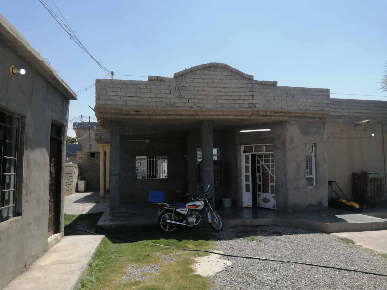 #دار_للبيع
الكائن في قرية الحورية القديمة
مساحة الأرض الكلي 576 /العرض 18 والنزال 32
البيت متكون من 3 غرف +موزع+استقبال +ربعة+مطبخ خارجي+ربعة خارجية 5*3
#للأستفسار
 ***********
***********
