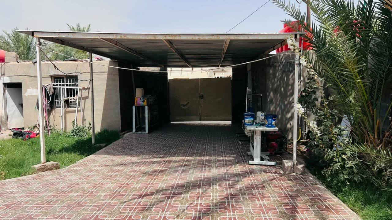 دار سكن للبيع مقابيل حي الصناعي ٢٧٠ متر يحتوي على ٢ غرفه نوم وصاله ومطبخ واستقبال وصحيات وكراج وطارمه كبيره وحديقه تبعد ١٠٠ متر عن التبليط للإستفسار مراجعه مكتب القريني للعقار الجمعيه بالقرب من السايدين *********** او ***********
