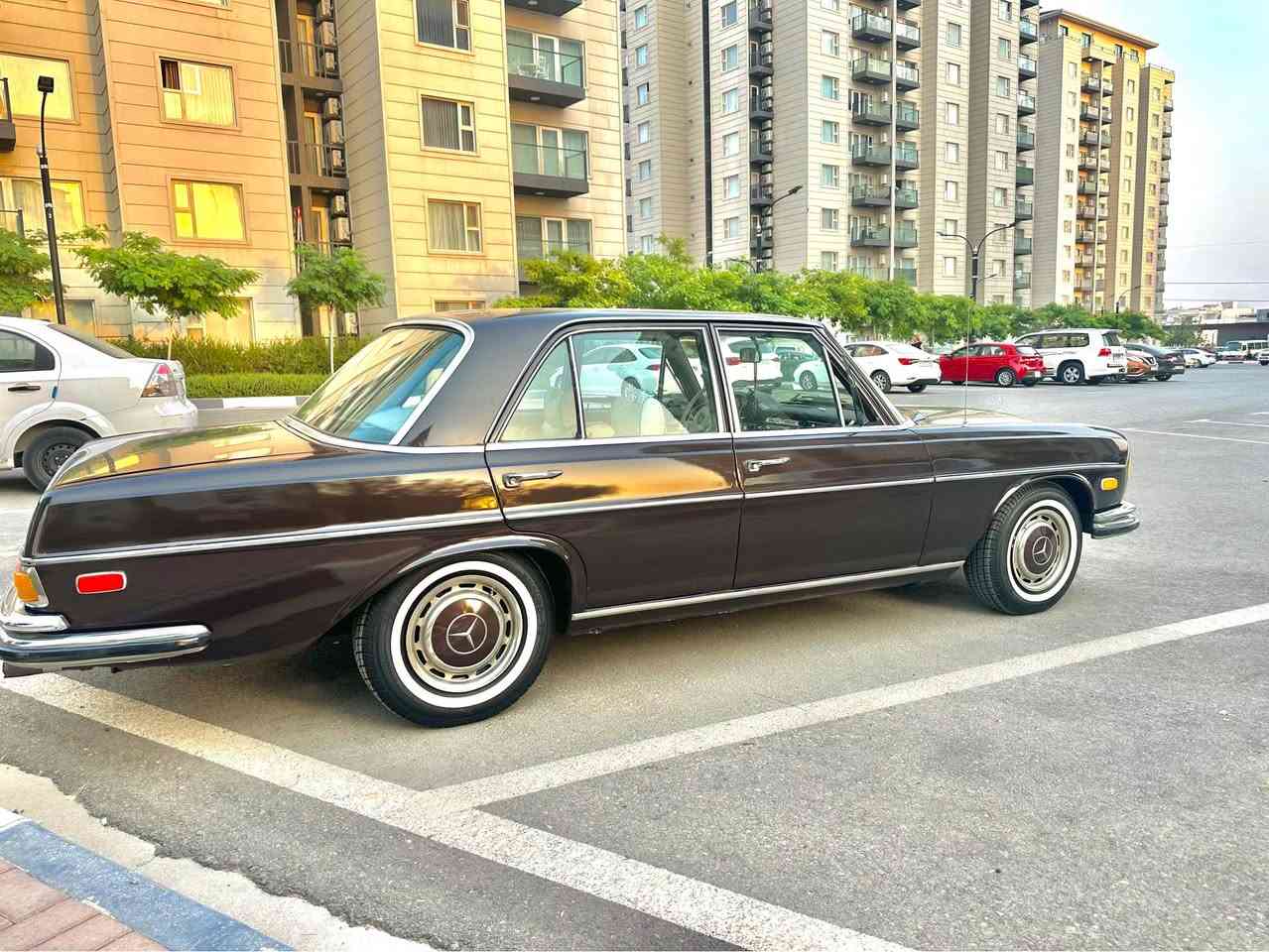 مرسيدس موديل ١٩٧٠
٦ بستون ي بيلادي 
گيرو مه كينه بلادي  ته نها ده ره وه ي بوياخ كراوه ته وه 
له سه ر كال بونه وه 
كيرو مه كينه به شه رت  ٥١  هه زار روشتوه حقيقي
هيچ نوقسانيه كي نيه  كاره باييات شه ريكه يه و ده ست كاري نه كراوه  رن نگي (قاهوه ي ميتاليك )
تايه ي تازه سه نه وي تازه هه مو شتيكي تازه يه و  به ناوي خومه وه يه  بو زانياري زياتر به يوهندي بكه. 
***********
*********** السليمانية, العراق
