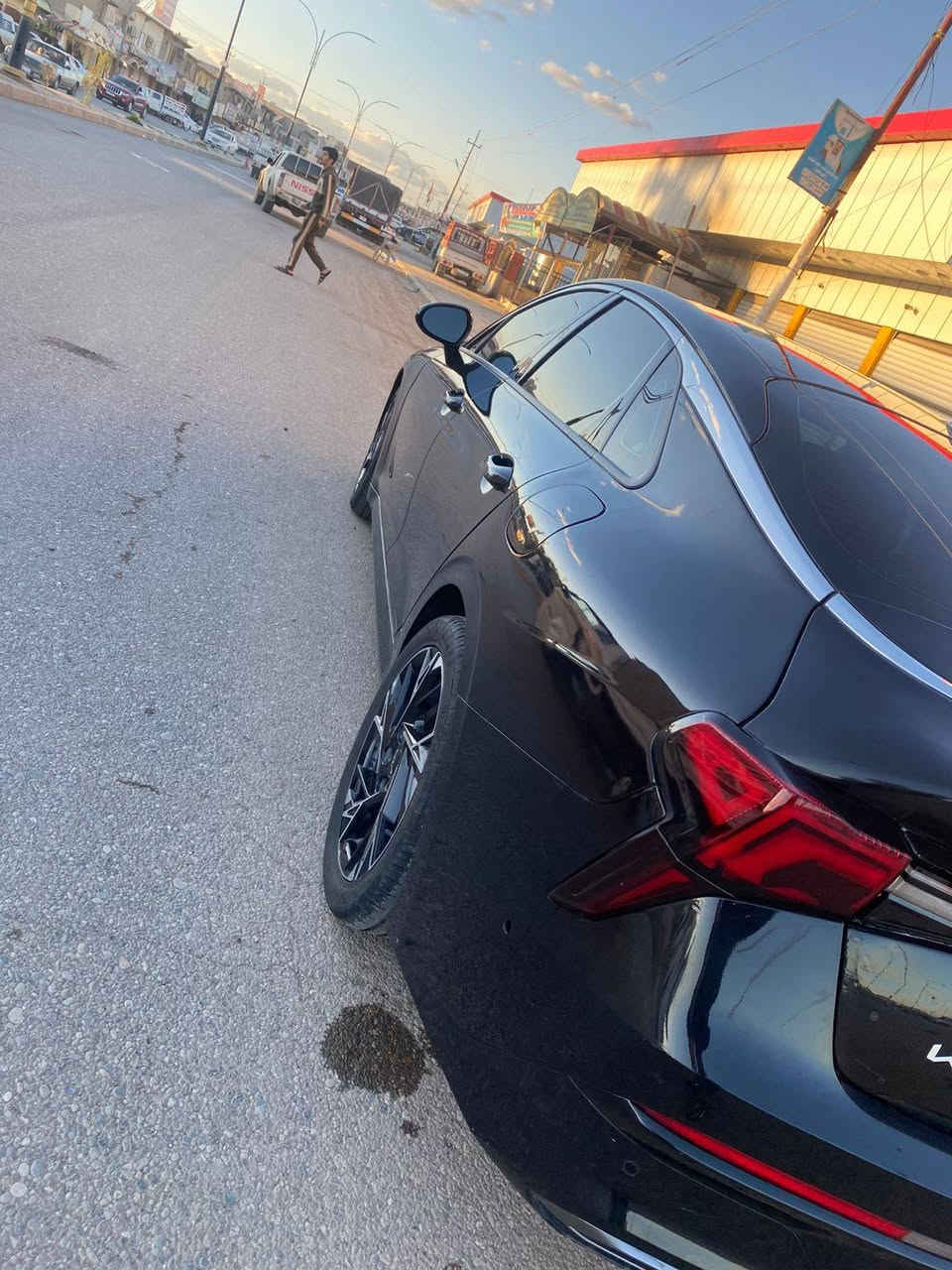 للبيع – كيا K5 GT-Line 2025 (فل مواصفات)
الضرر كما موضح بصور بدون دواخل بدون ايرباك فقط جاملغ خلفي تعديل حار وشويه بخشم البنيد تعديل

المواصفات:
 • الموديل: 2025 اسود لامع الشكل الجديد 
 • الفئة: GT-Line
 •  أوتوماتيك 8 سرعات
 • الدفع: أمامي
 • المحرك: 4 سلندر  سعة 2.5 
 • العداد: (23 الف كيلو فقط )
 • شاشة لمس كبيرة متصلة الكترونية (قياس 10.25 )
 • نظام ملاحة GPS
 • نظام صوتي فاخر 
        . شاشة دشبول ديجتل إلكتروني 
 • بلوتوث + USB تايب سي + أبل كاربلاي + أندرويد أوتو لاسلكي بدون كيبل 
 • شحن لاسلكي للجوال
 • دخول وتشغيل ذكي (بصمة)
 • تشغيل عن بعد
 • مقاعد أمامية كهربائية
 • تسخين المقاعد
 • نظام تكييف مزدوج 
 • إضاءة داخلية LED
 • نظام اختيار وضعيات القيادة (Eco - Sport - Comfort وغيرها)
 • حساسات أمامية وخلفية 360 درجة
 • كاميرا خلفية عالية الدقة
 • جنوط رياضية مقاس 18 إنش
 • أنوار أمامية LED بالكامل
 • أنوار نهارية DRL
 • أنوار خلفية لد متصلة 
 • مرايا كهربائية مع إشارات
 • زوائد رياضية GT-Line
 • نظام تنيبه السائق 
 • حساسات مطر وتحكم أوتوماتيكي بالمساحات
 • نظام إضاءة أمامية اوتماتيك
 • نظام مانع انغلاق المكابح (ABS)
 • نظام الثبات الإلكتروني (ESP)
 • نظام المساعدة في صعود المرتفعات
 • نظام مراقبة ضغط الإطارات (TPMS)
 • نظام تحذير التصادم الأمامي
 • نظام الكبح التلقائي في الطوارئ (توقف ذاتي) 
 • نظام التنبيه عند الخروج عن المسار
 • نظام المحافظة على المسار
 • نظام مراقبة النقطة العمياء
 • نظام تنبيه حركة المرور الخلفية
 • فرامل يد كهربائية مع Auto Hold
        .      إطفاء السيارة اوتوماتيكيا 
والكثير من المواصفات الاخرى 

السيارة دخول جديد (منفيس)
  

السعر المطلوب: (220 )
الموقع: صلاح الدين/ قضاء الشرقاط


**إذا كنت صاحب هذا الإعلان وتريد حذفه لأي سبب، رجاءا أرسل رسالة إلى الدعم الفني**