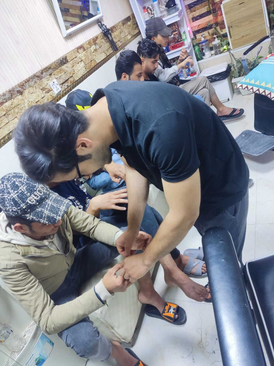 يعلن محل نيولك للحلاقه بأدارة كاظم وكرار🧿
‏عن فتح باب التسجيل لدورات الحلاقه الرجاليه
‏مدة الدوره شهر
‏(نظري+عملي) 
‏*كل الدروس محفوظه الكترونياً على شكل فديوهات تعليميه للمتدرب
‏من الصفر لحد الاحتراف
‏الدوره تشمل كل ما يخص الحلاقه الحديثه من:-
‏تدريج شعر🧵
‏تعلم استخدام نوعين من الخيط(فم+مقص) 🧵
‏تعلم تدريج لحيه🧵
‏تعلم استخدام سشوار شعر🧵
‏تحديد بأنواعه🧵
‏تعلم استخدام جهاز شمع🧵
‏تعلم استخدام جهاز بخار🧵
‏تعلم العنايه بالشعر🧵
‏تعلم جلسة العنايه بالبشره🧵
‏تعلم استخدام جهاز شفط دهون🧵
‏تعلم العمل بالمكينه الثلاثيه الروسيه🧵
‏تعلم استخدام مكينه الانف والاذن🧵
‏تعلم استخدام كاويت شعر🧵
‏طريقه عمل مسرحات شعر🧵
‏طريقه عمل خبطات بشره🧵
‏تعلم استخدام السناره🧵
‏صبغ الشعر+اللحيه وكيفية استعماله🧵
‏تعليم طريقة صبغ اللون السلفري(الابيض)🧵
‏برنامج ادارة المحل🧵
‏كيفية التعامل مع الزبون🧵
‏#العنوان بابل المسيب فرع مرطبات النورس 
‏للحجز والاستفسار على الارقام التاليه او مراسلة الصفحه
‏***********
‏***********
‏_المسيباوي لدورات الحلاقة
‏
