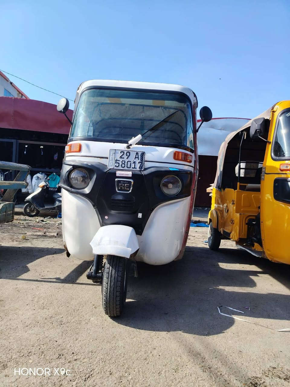 السلام عليكم تكتك لبيع موديل 2020 رقم واسط انكليزي تحويل ثاني يوم تكتك نضيفه وحلوه باتري جديد كابريتر جديد دوشمه جديد تخم تاير جديد  الشراي يتصل ويدلل ***********
