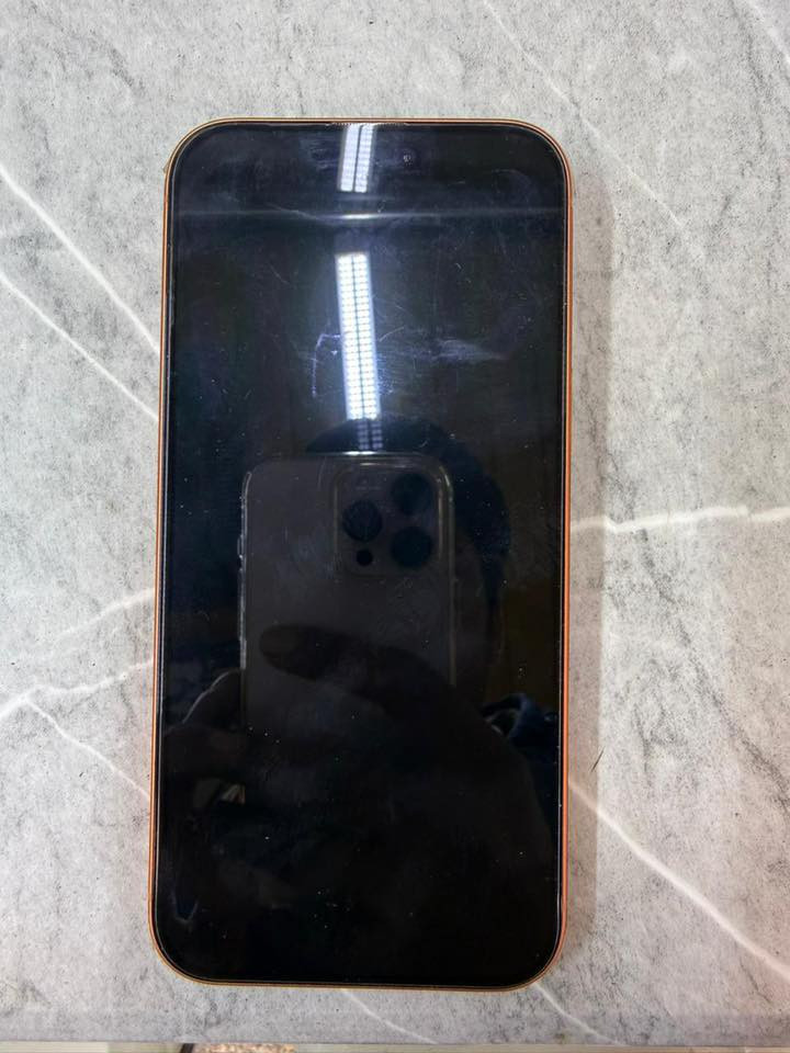 آيفون برو ماكس 17   جديد تحت الضمان  عدد دورات الشحن١٩  السعر 1800 عنوان بغداد  للتواصل ***********
