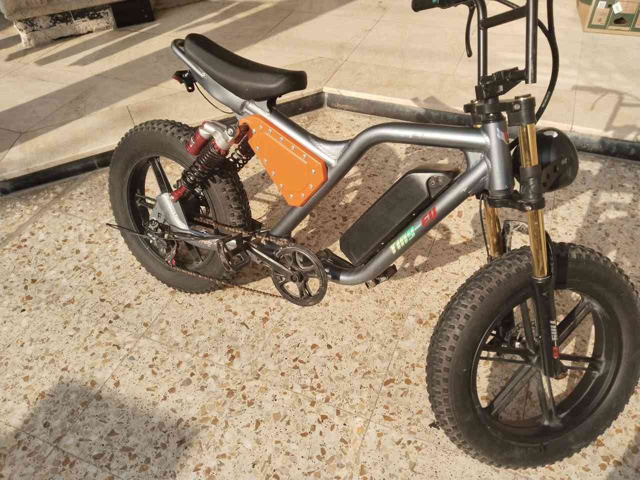 دراجة شحن
بطارية ليثيوم - استعمال قليل - نظيفة غير مفتوحة - ٦٠k في الساعة 
السعر ٤٠٠ الموقع حي اور - ام الكبر و الغزلان 
***********
