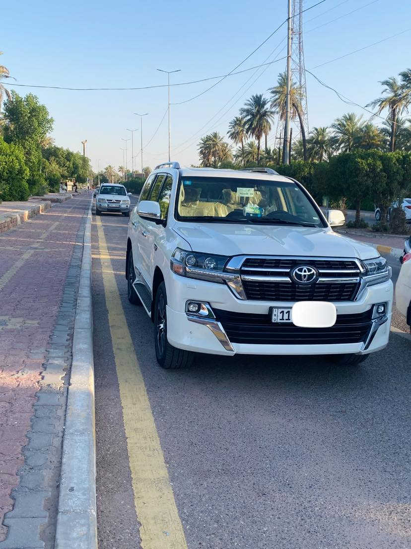 للبيع Toyota Land Cruiser كراند تورنك
ساز باب أول السعر (580)
محرك 6 سلندر
2 كشنات كهرباء 3 طكات 
ترحيب أبواب 
5 كامرات 
باقي مواصفات SAS معروفة 
مكفولة كفالة عامة رقم بغداد 
مكان السيارة ميسان 
ماشية 49 ألف فقط حقيقي 
السيارة جديدة جداً وحالتها ممتازة بعدها بحالة الوكاله ، نظيفة من الداخل والخارج ***********
