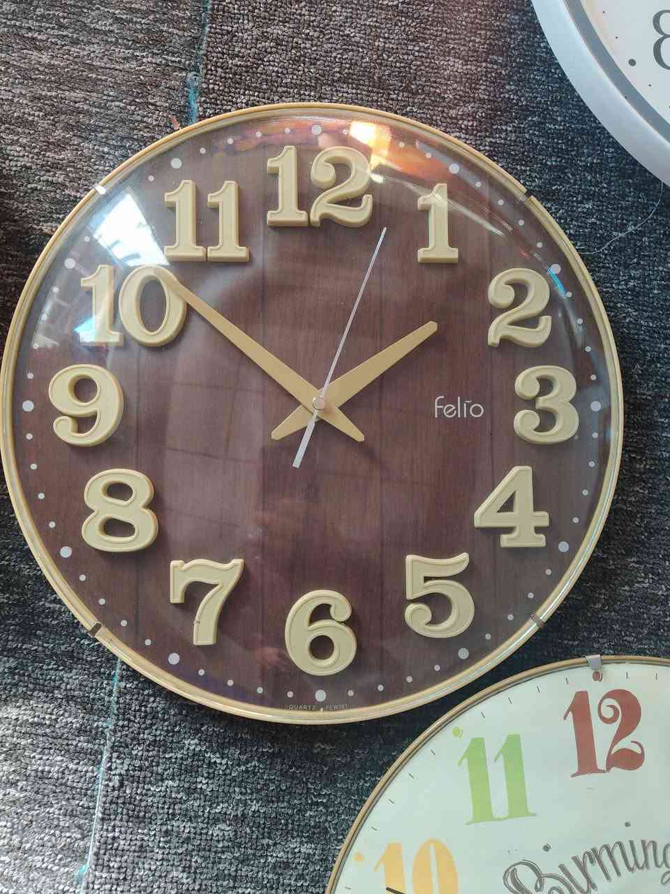 ساعات قديمه مكاين اصليه موجود بل فديو العدد تقريبا 200 قطعه مال امزون مستعمل اوربي مكاني الموصل كلو شغال انطيك ادفع سعر ابيع شلع فقط الساعات اكو منهن ما اعرف شلون اوقتهن بيهن عدسه للتواصل ***********
