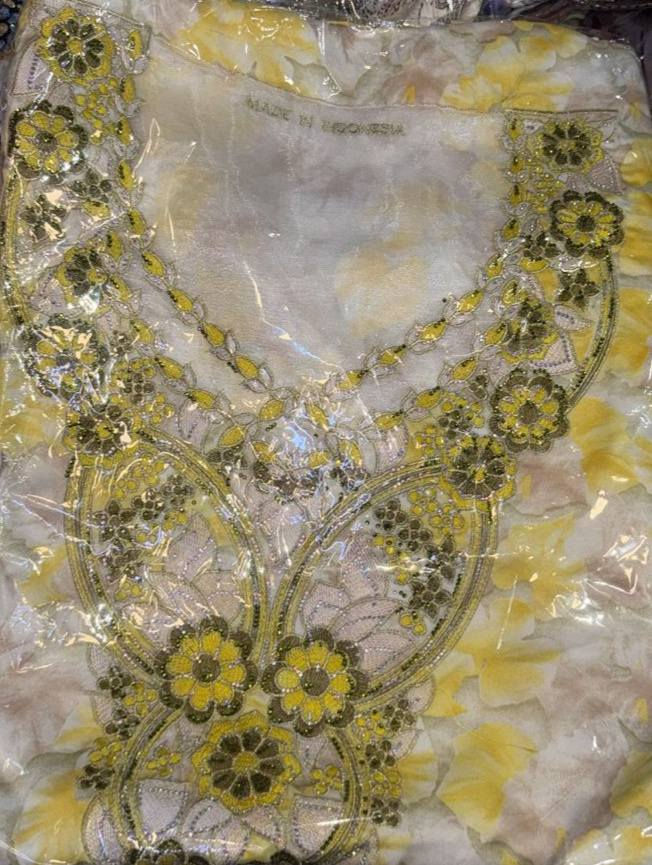 مخاوير مفصلة وكاملة مع الشال بدون خياط 

القماش حرير درجة أولى اذا مو نفس التصوير يرجع  💗🔥


**إذا كنت صاحب هذا الإعلان وتريد حذفه لأي سبب، رجاءا أرسل رسالة إلى الدعم الفني**